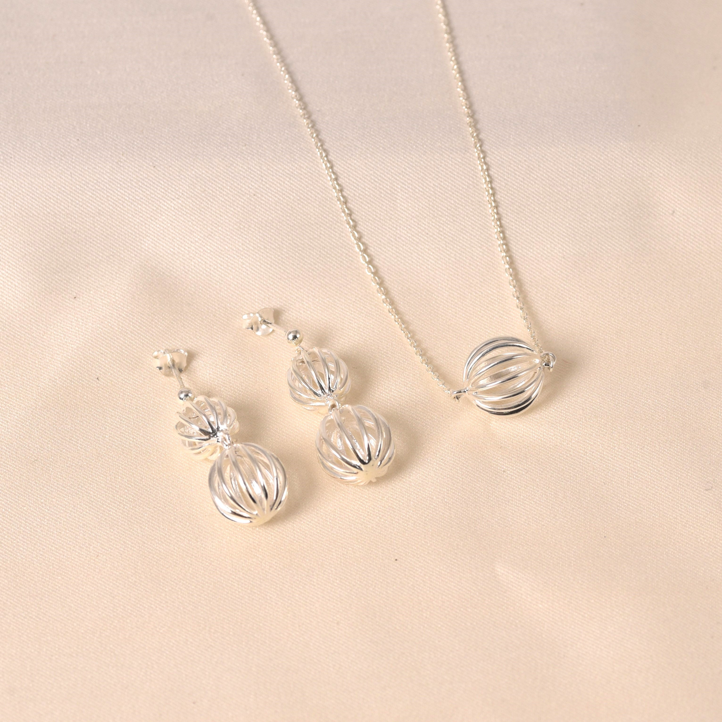 Tinsel Pendant Set with chain