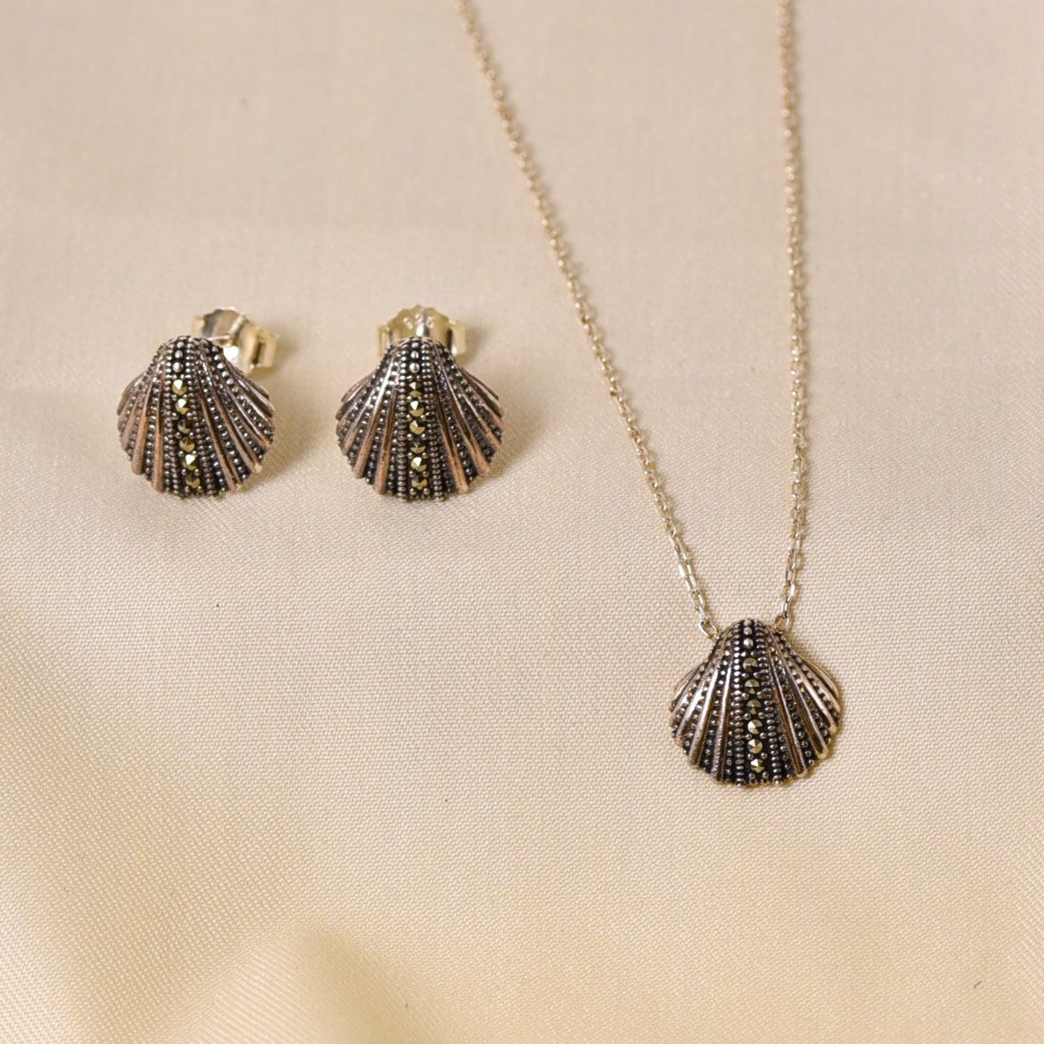 Vogue Pendant Set with chain
