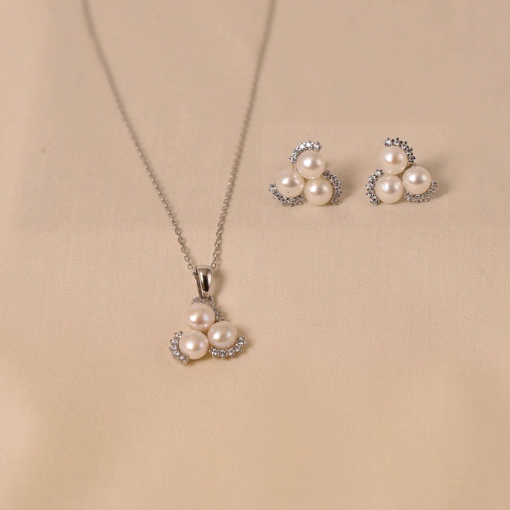 Three-Pearl Pendant Set with chain