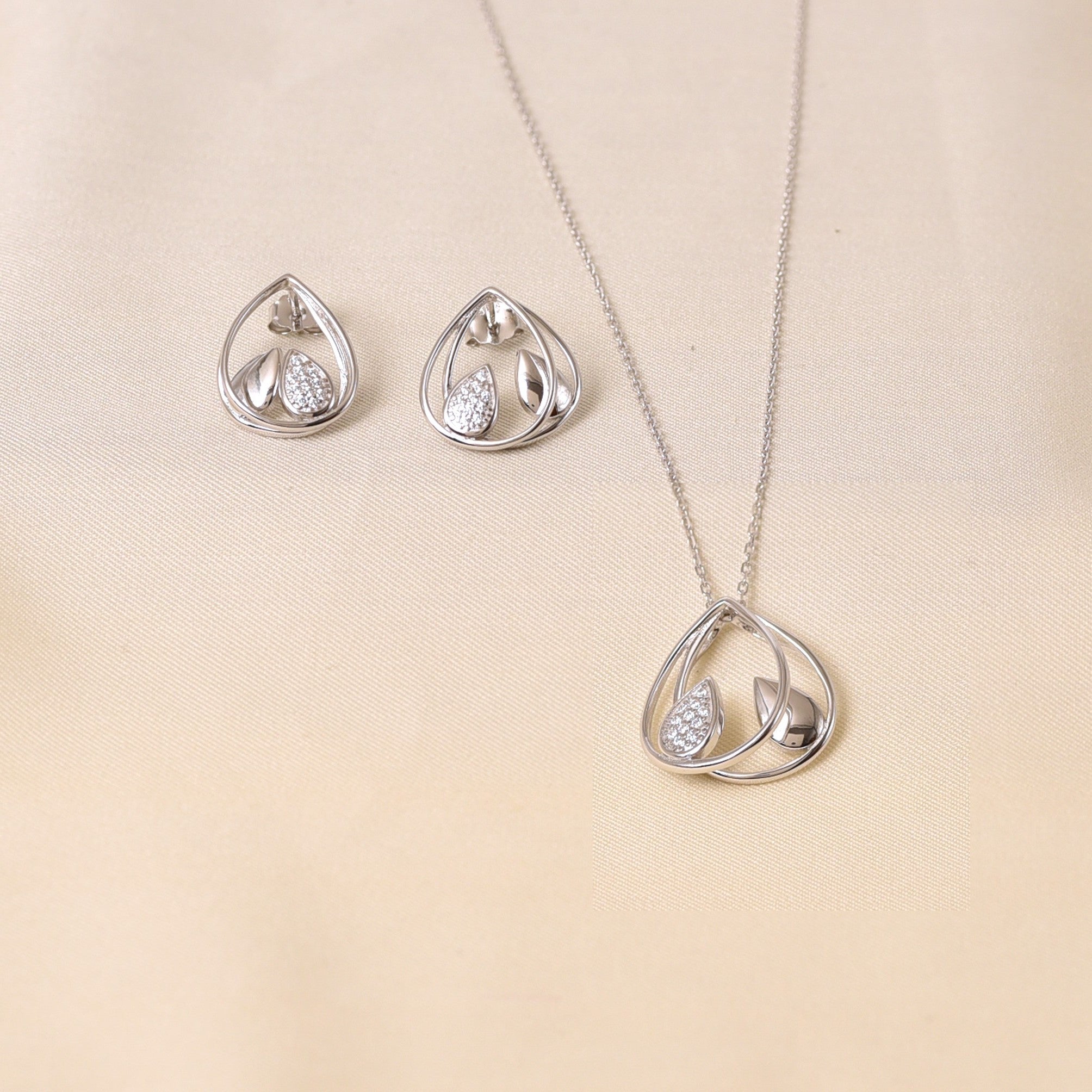 Bulbous Pendant Set With Chain