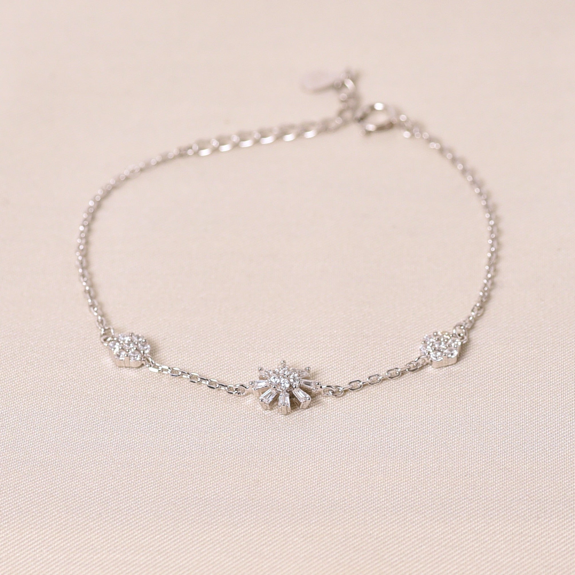 Single Daisy Radiant Bracelet