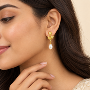 Metailque Leaf Pearl Earrings