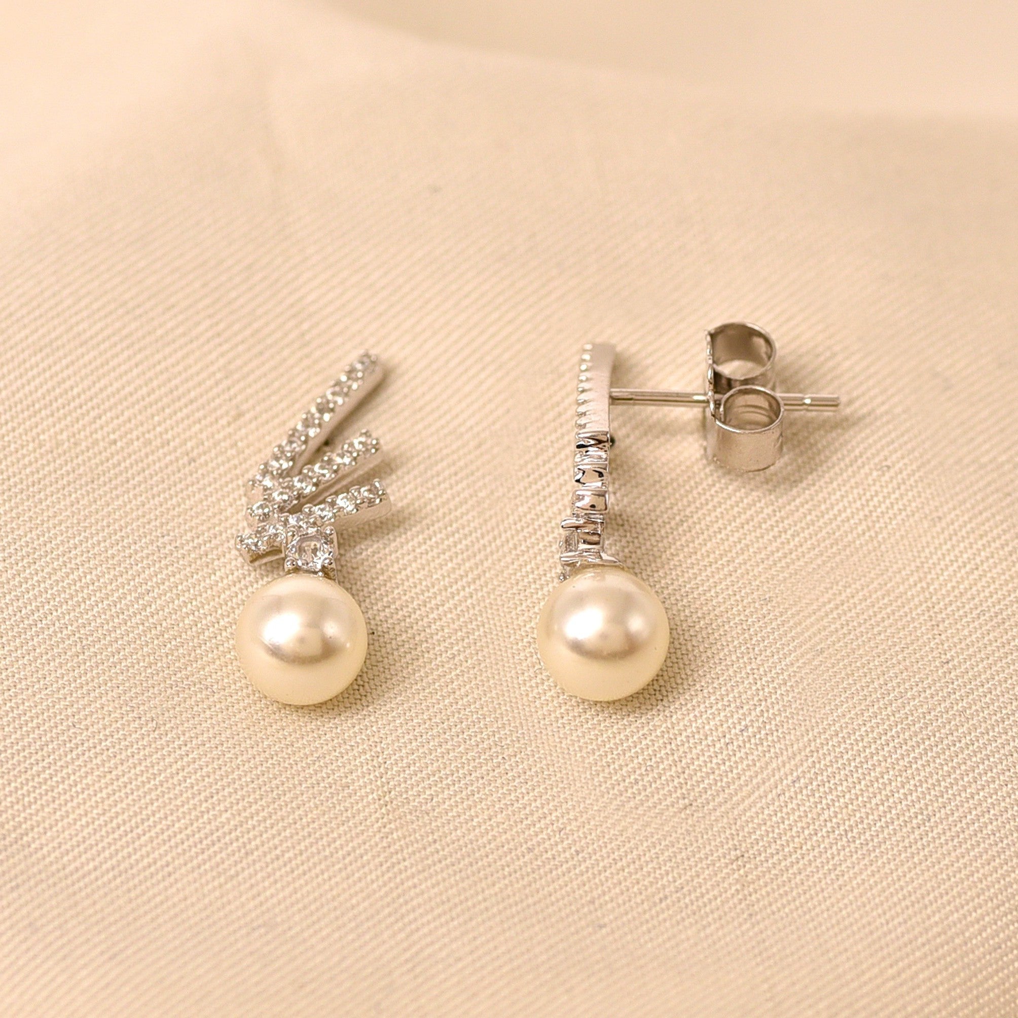 Linear Pearl Earring
