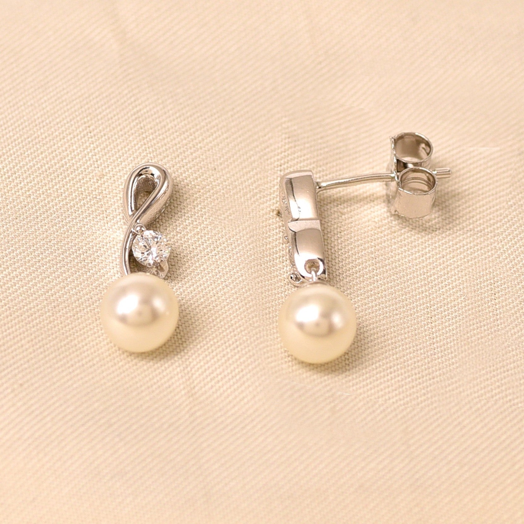 Silver Britt Pearl Earring
