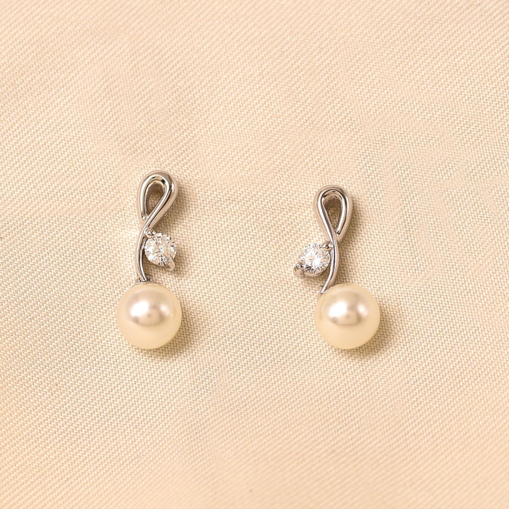 Silver Britt Pearl Earring