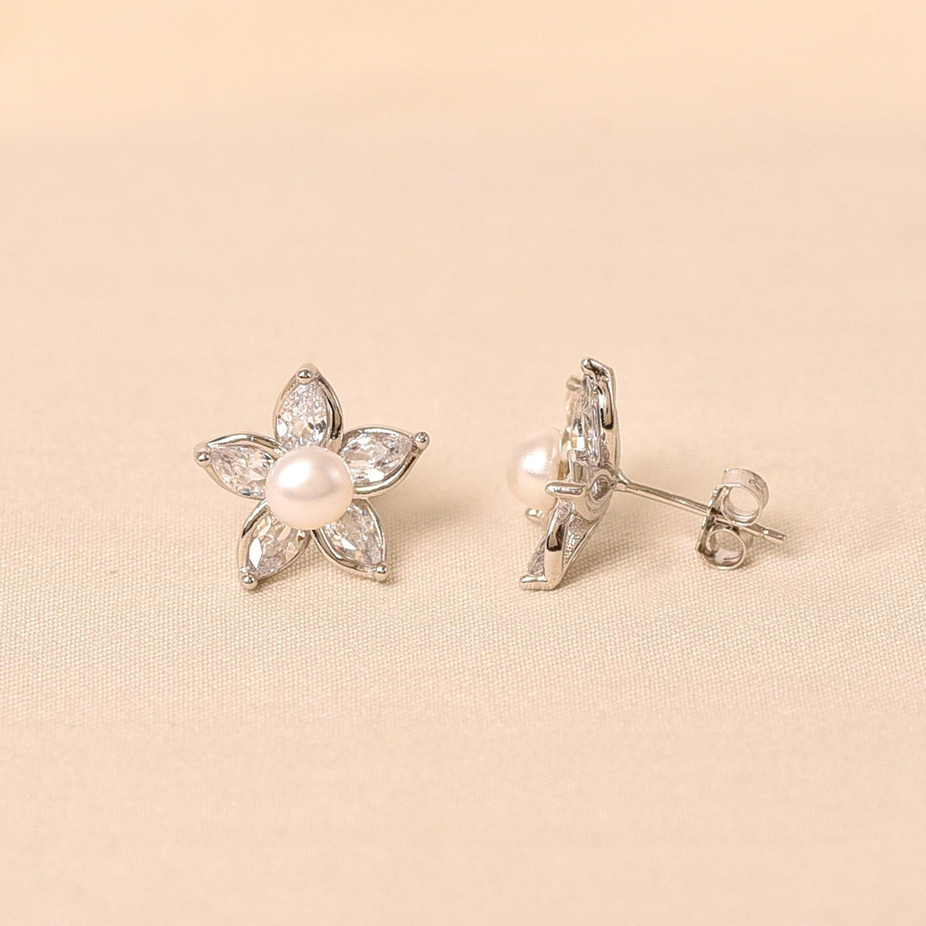 Silver Lily Pearl Earring