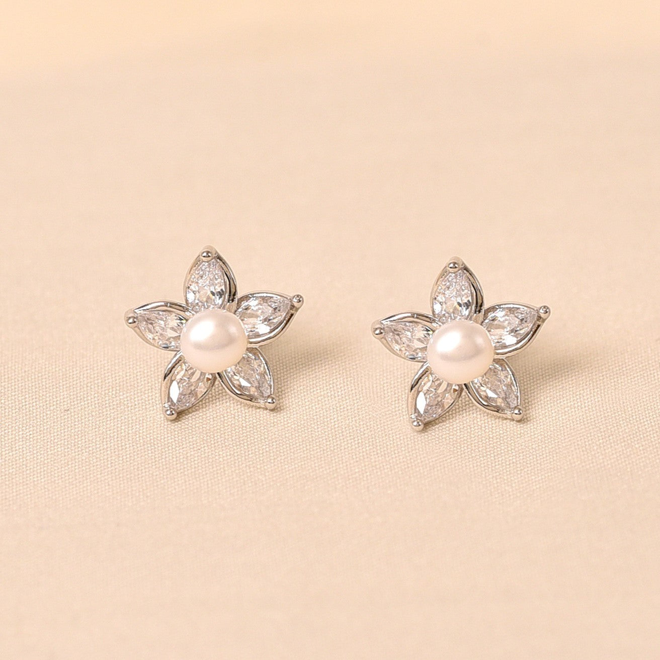 Silver Lily Pearl Earring