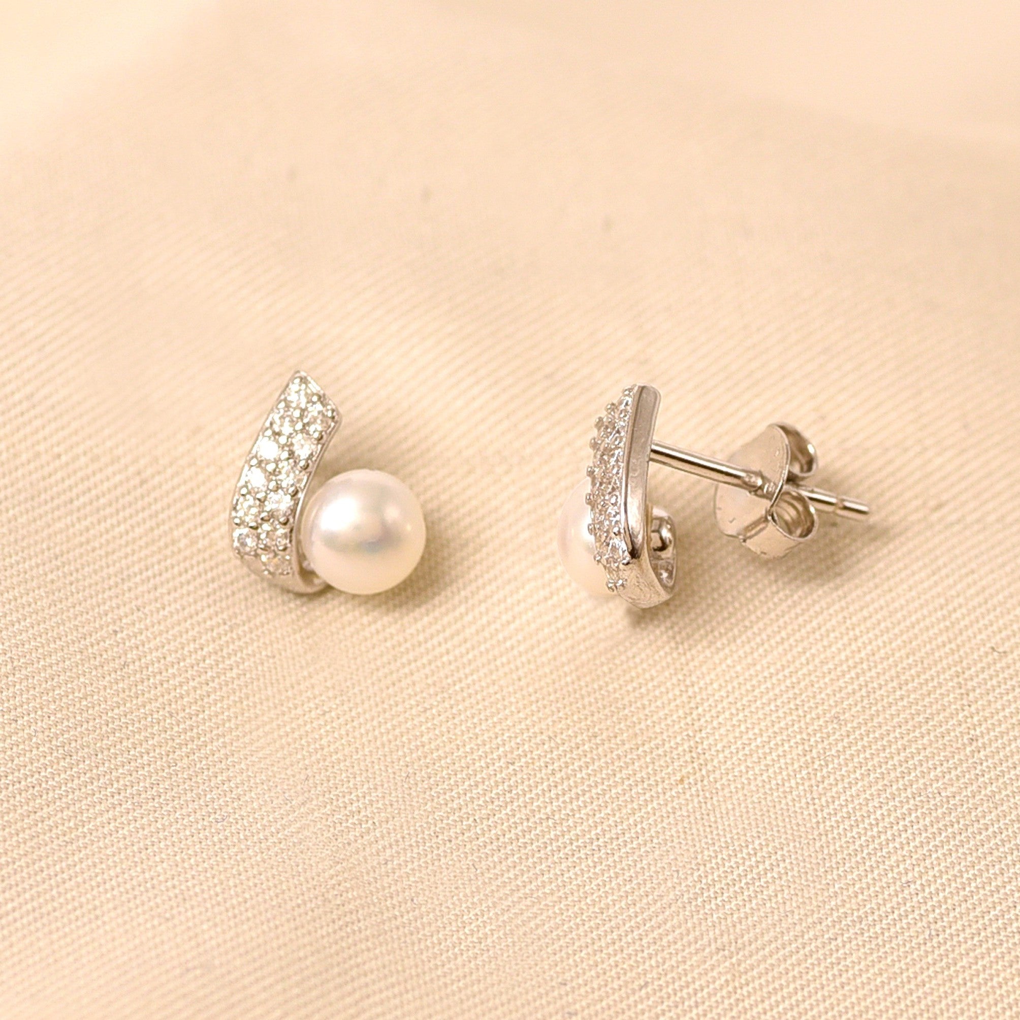 Mini Pearl Earring