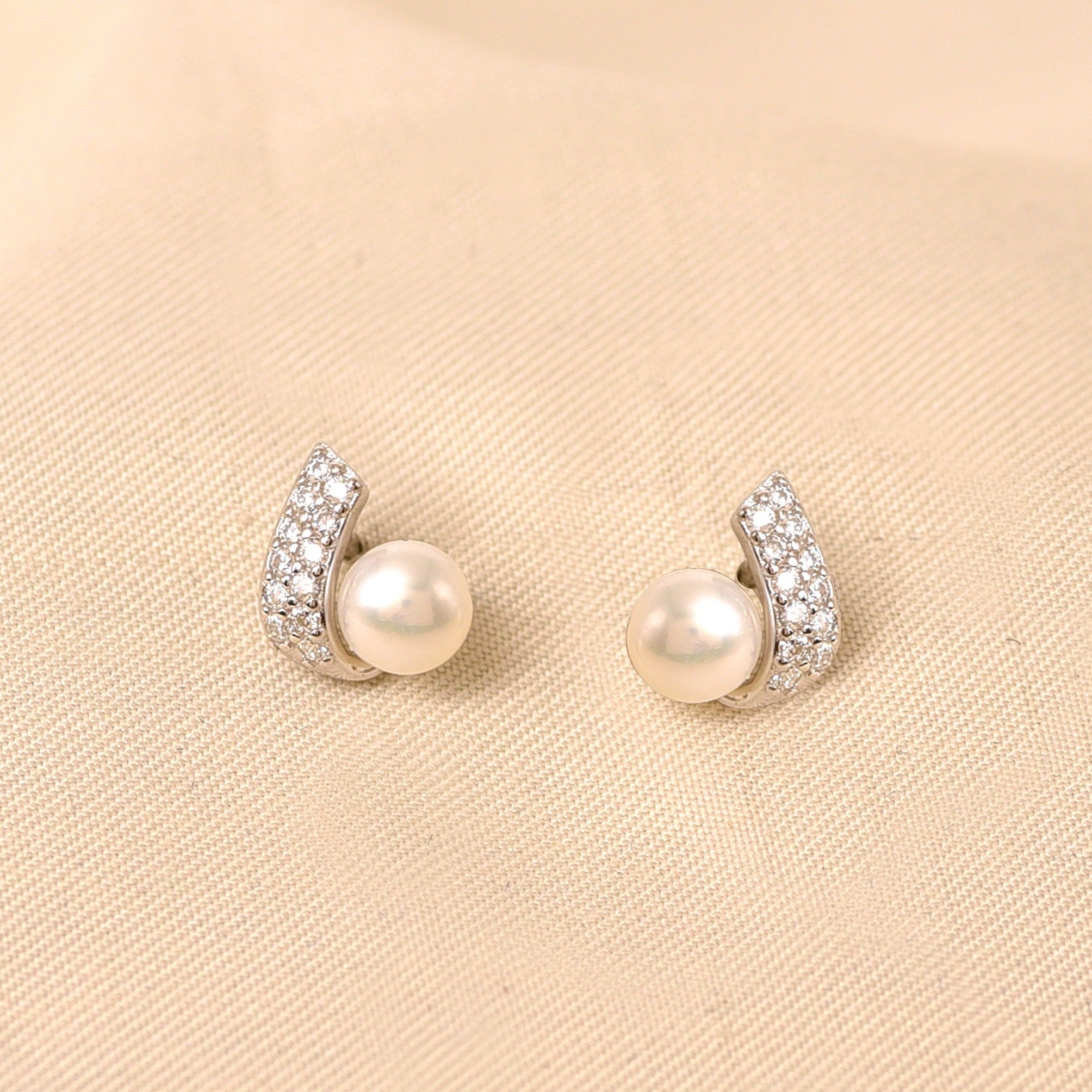 Mini Pearl Earring