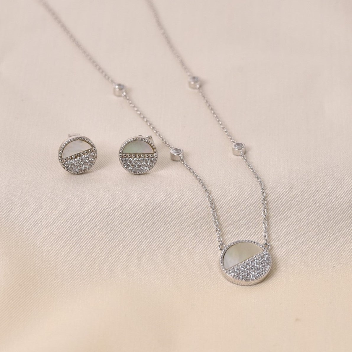 Eunoia Pendant Set With Chain
