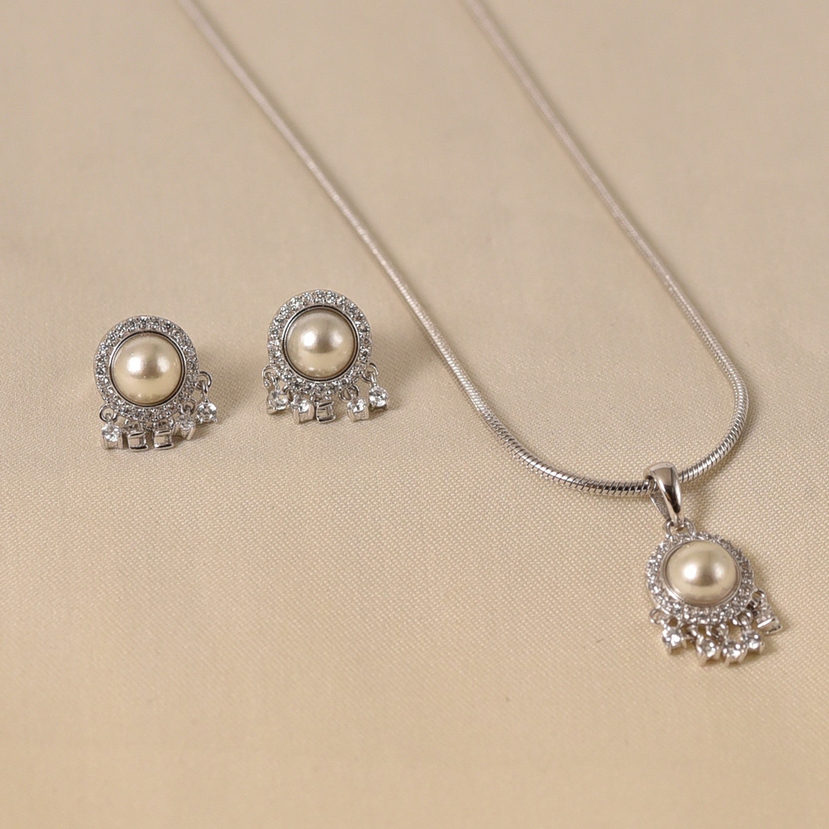 Maya Pearl Pendant Set with Chain