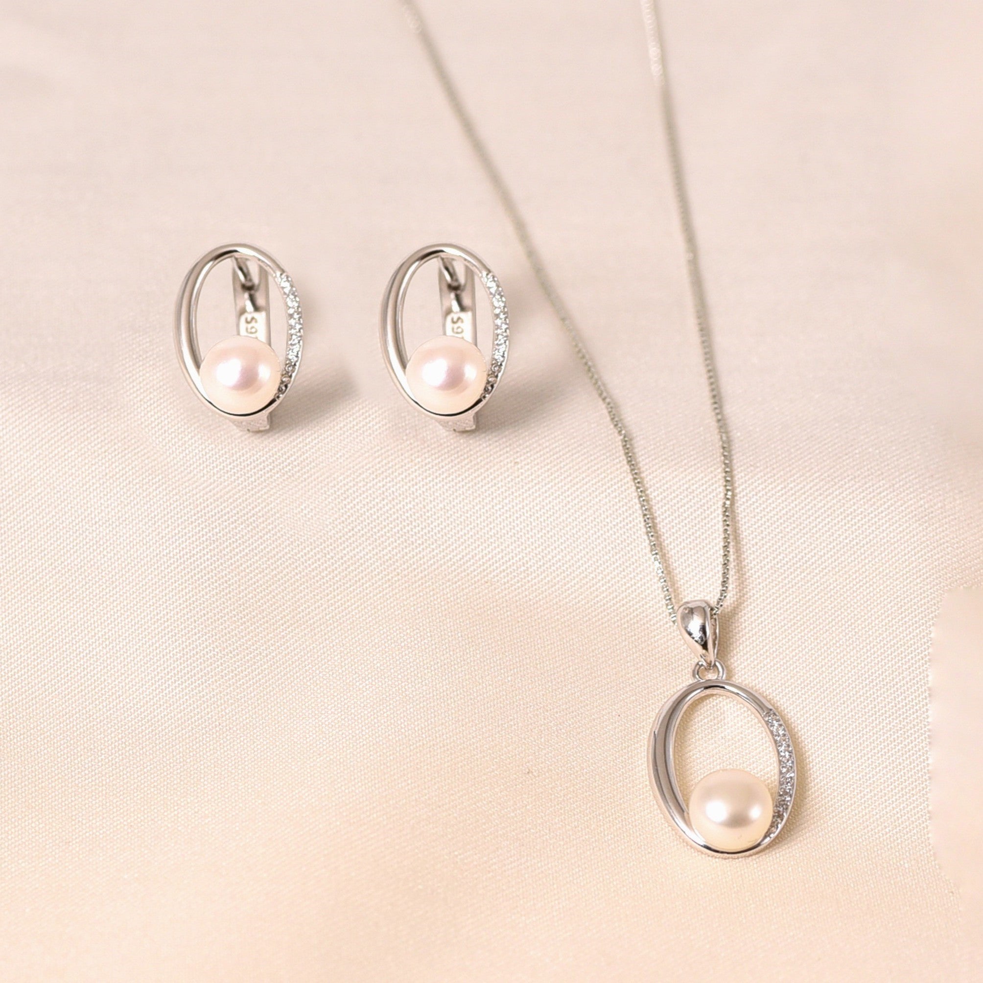 Elongated Oval Pearl Pendant Set with Chain
