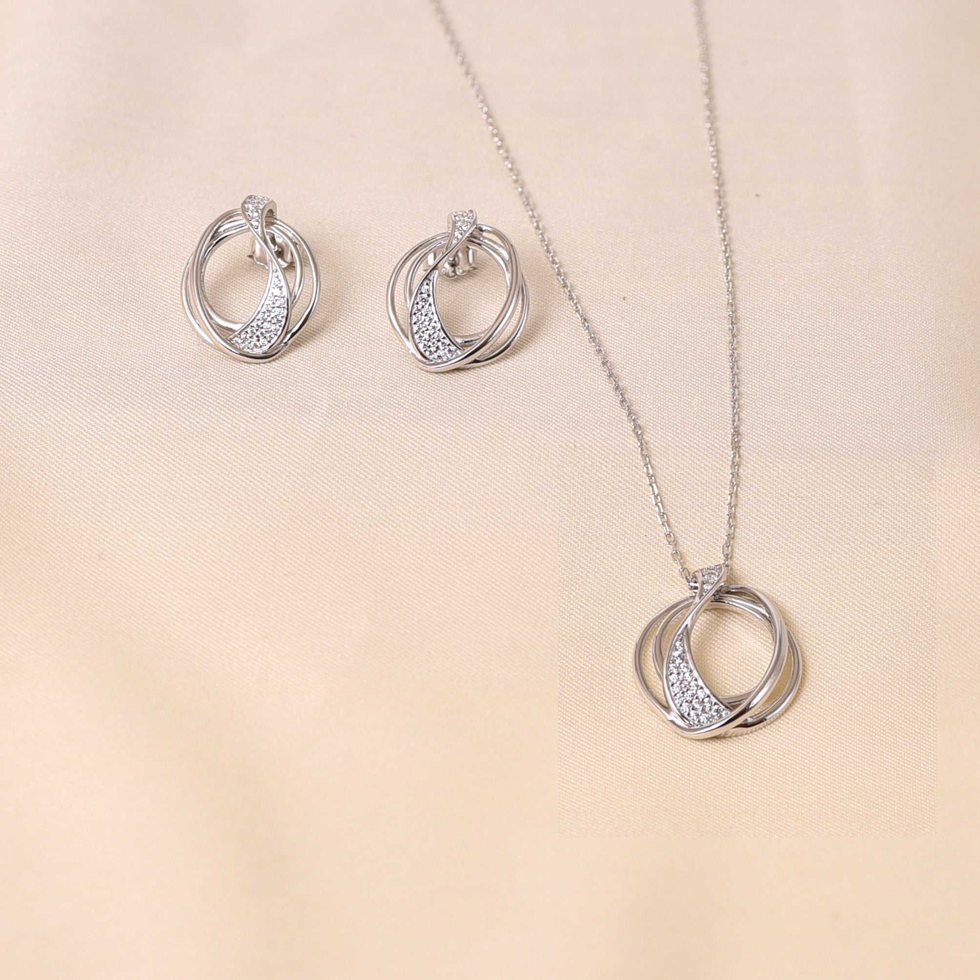 Orbicular Pendant Set With Chain