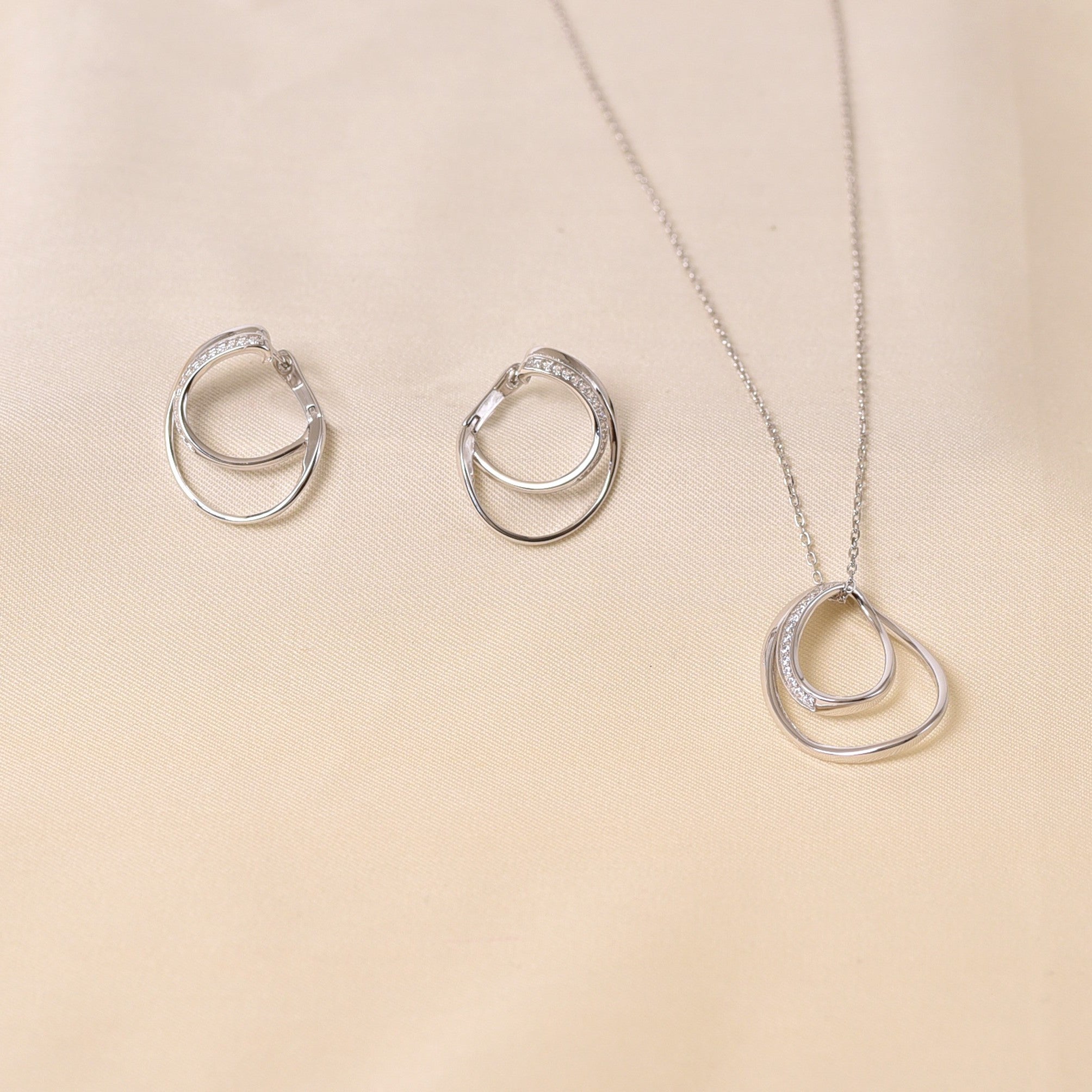 Gyre Pendant Set  With Chain