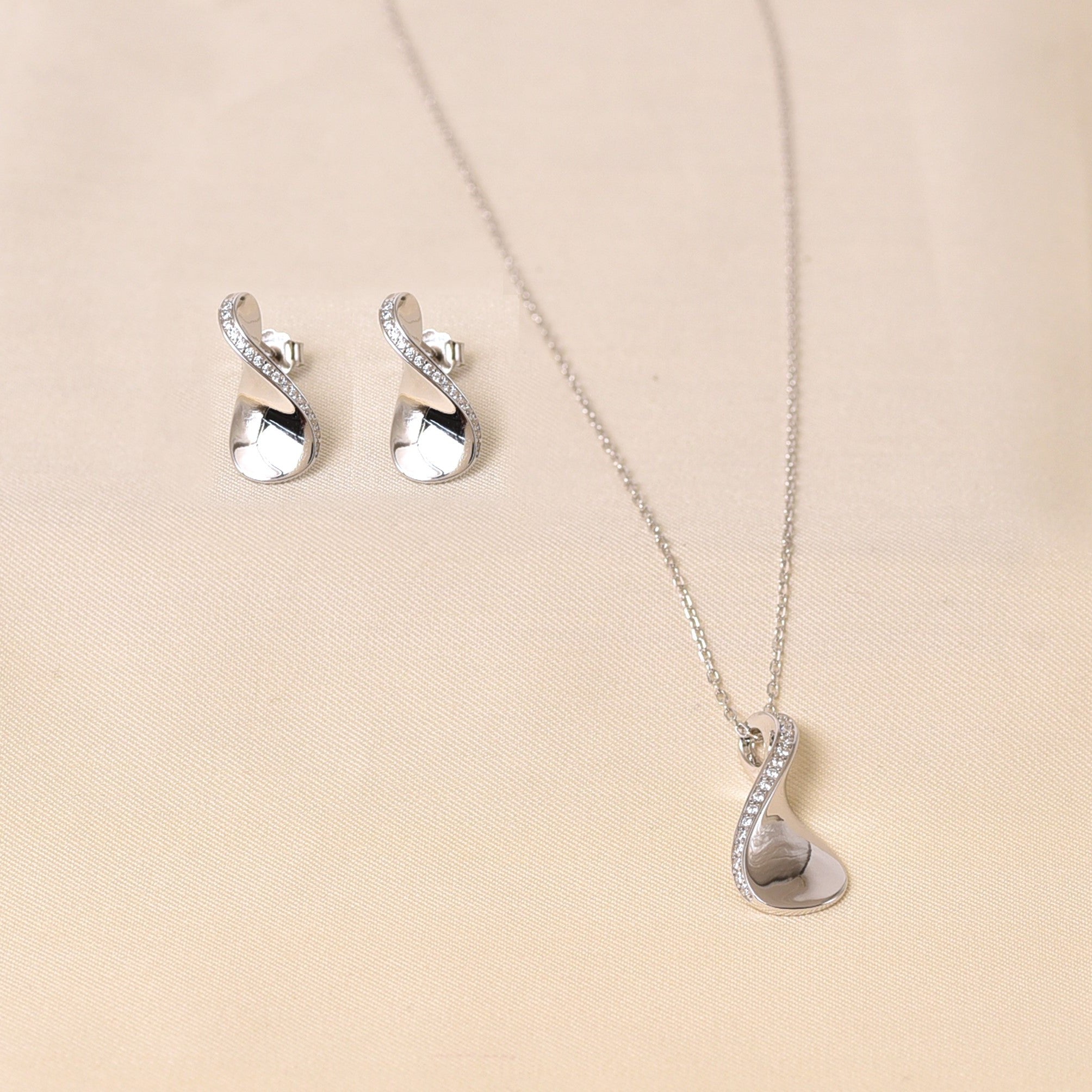 Twisted Pendant Set With Chain