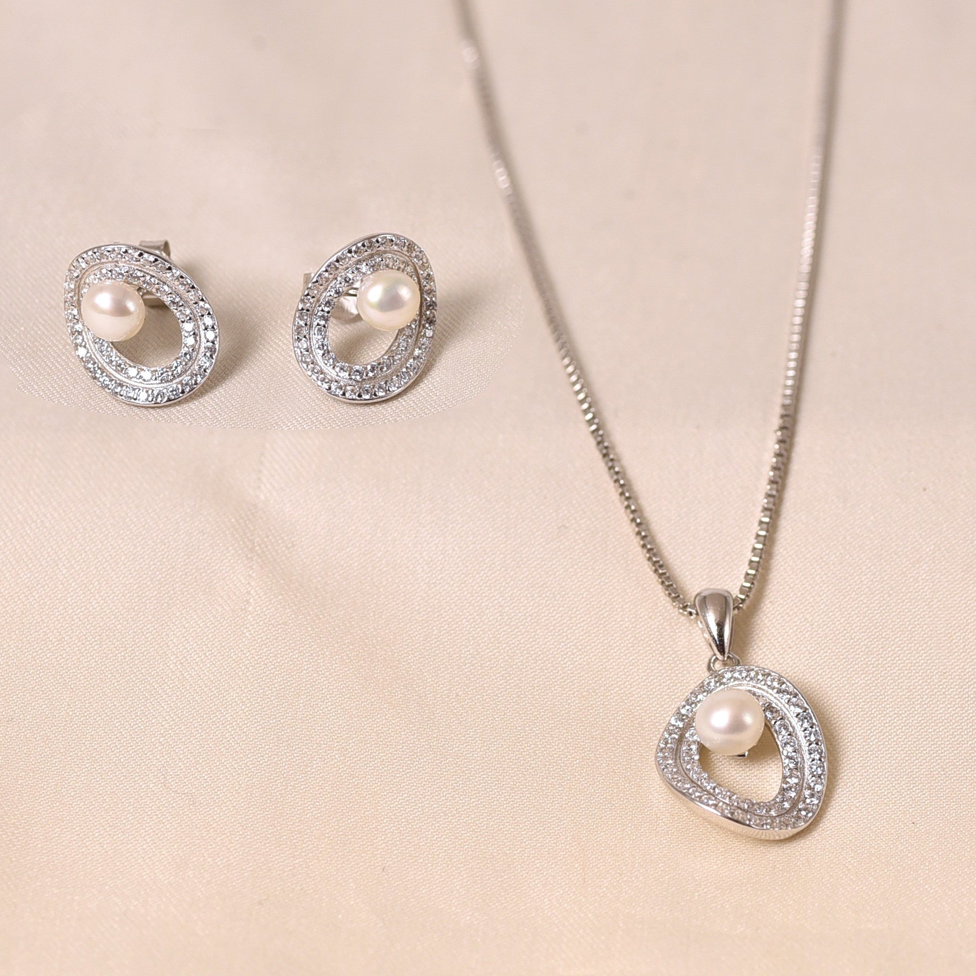 Rise Fear Pendant Set With Chain