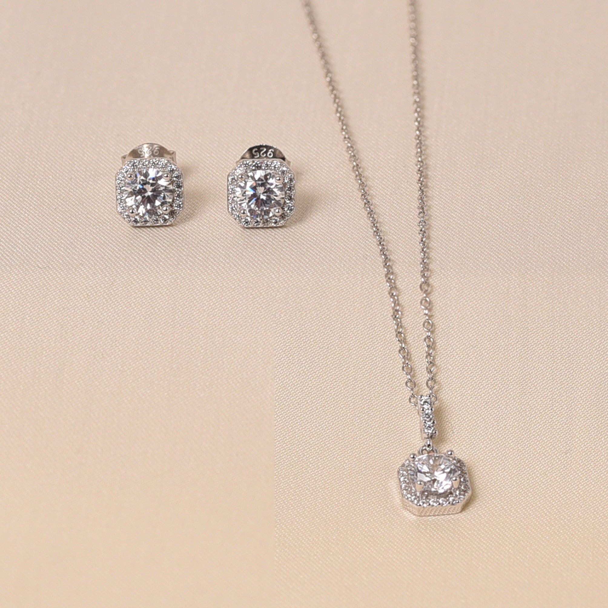 Rakul Pendant Set With Chain