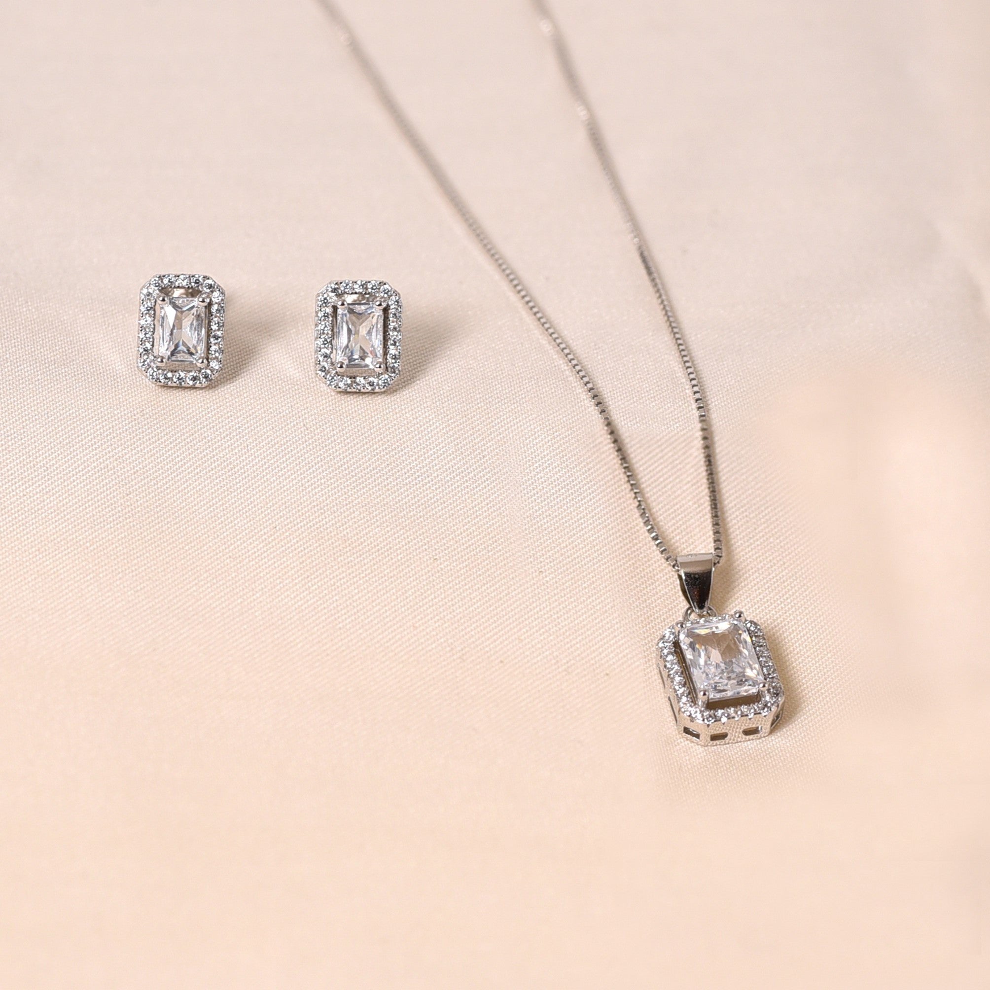 Reva Small Diamond Pendant Set Without Chain