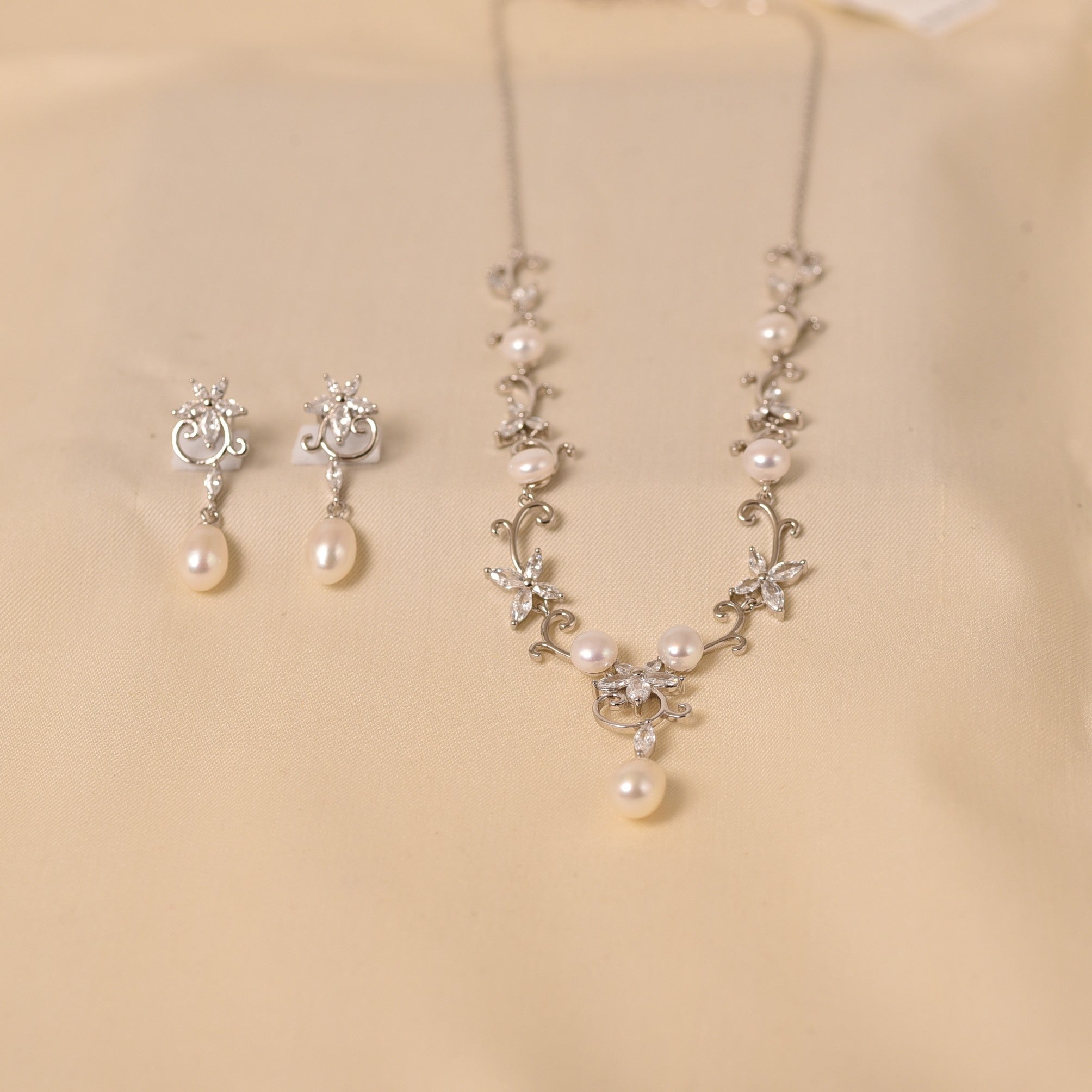 Handmade Necklace Set in Pearl, Diamond and Silver by Elyta