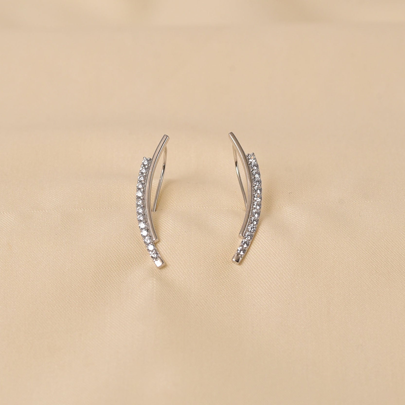 Elegant 925 Sterling silver cocktail  cuff earring with a diamonds